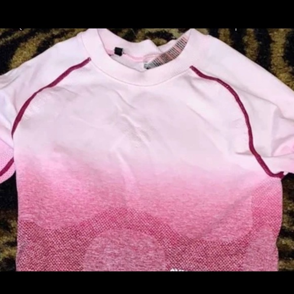 Gymshark Tops - Gymshark ombré crop top Gymshark Tops - Gymshark ombré crop top